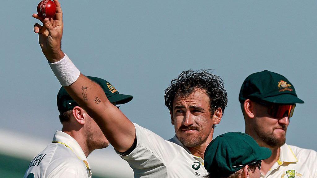 澳大利亚在第二场测试中大胜孟加拉国，斯塔克拿下10个 wickets